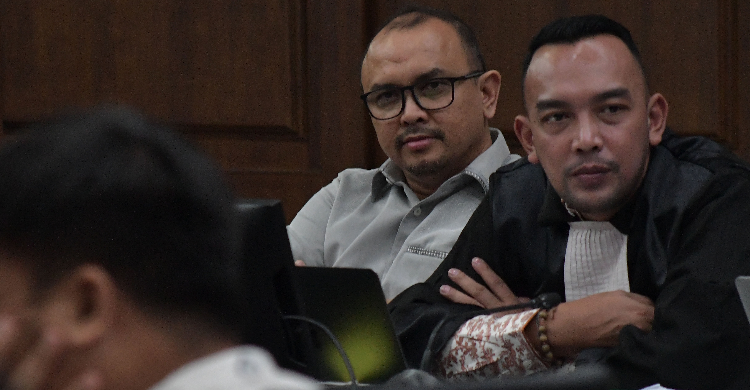 Sidang Perkara Korupsi Proyek BTS Salah satu terdakwa kadus BTS Anang Latif (kiri). Foto : Ist