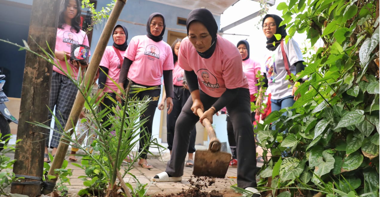 Srikandi Ganjar Bagikan Bibit Tanaman Buah-Buahan Di Tangsel Foto : Istv