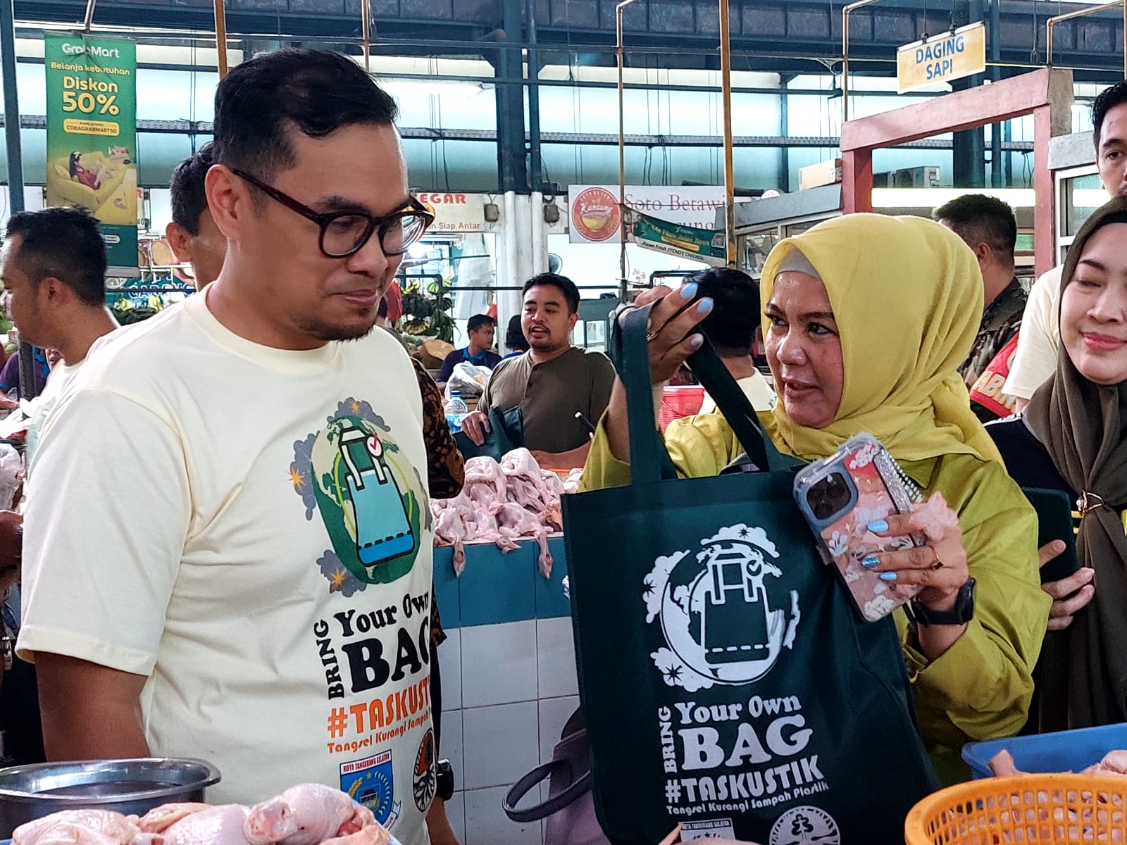 Stop Penggunaan Plastik, Pilar Sosialisasi di Sejumlah Titik Pusat Perbelanjaan Foto : Ist