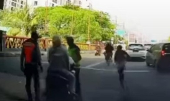 Viral, Aksi Pengendara Motor Kabur Tinggalkan Cewek Saat Ditilang Foto : Ist
