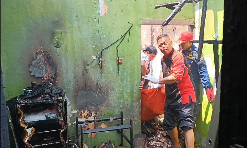 4 Kontrakan Ludes Terbakar, Satu Penghuni Meninggal Dunia Petugas melakukan pemadam api, akibat kebakaran di salah satu rumah kontrakan di Kampung Kamurang Atas, Kelurahan Pakulonan, Kecamatan Serpong Utara.(dra)