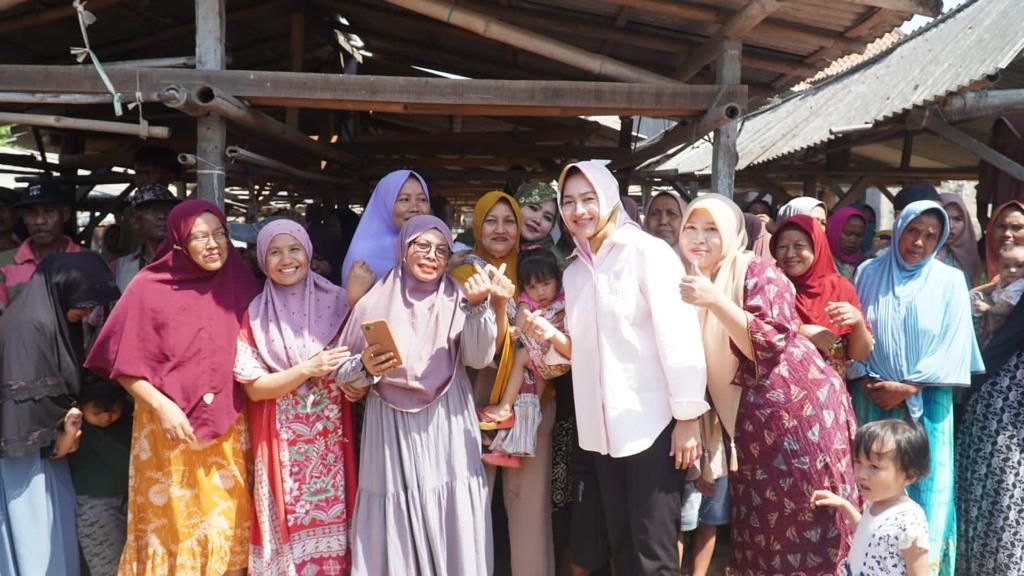 Airin Rachmi Diany Serap Aspirasi Masyarakat di Kabupaten Serang Airin Rachmi Diany saat kunjungan di Kabupaten Serang, Kemarin. Foto : Ist
