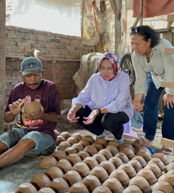 Airin Rachmi Diany Tinjau Kerajinan Gerabah Tanah Liat di Kabupaten Serang NINJAU. Airin Rachmi Diany meninjau pembuatan gerabah tanah lihat di Ciruas,Jumat (15/9). Foto ; Ist