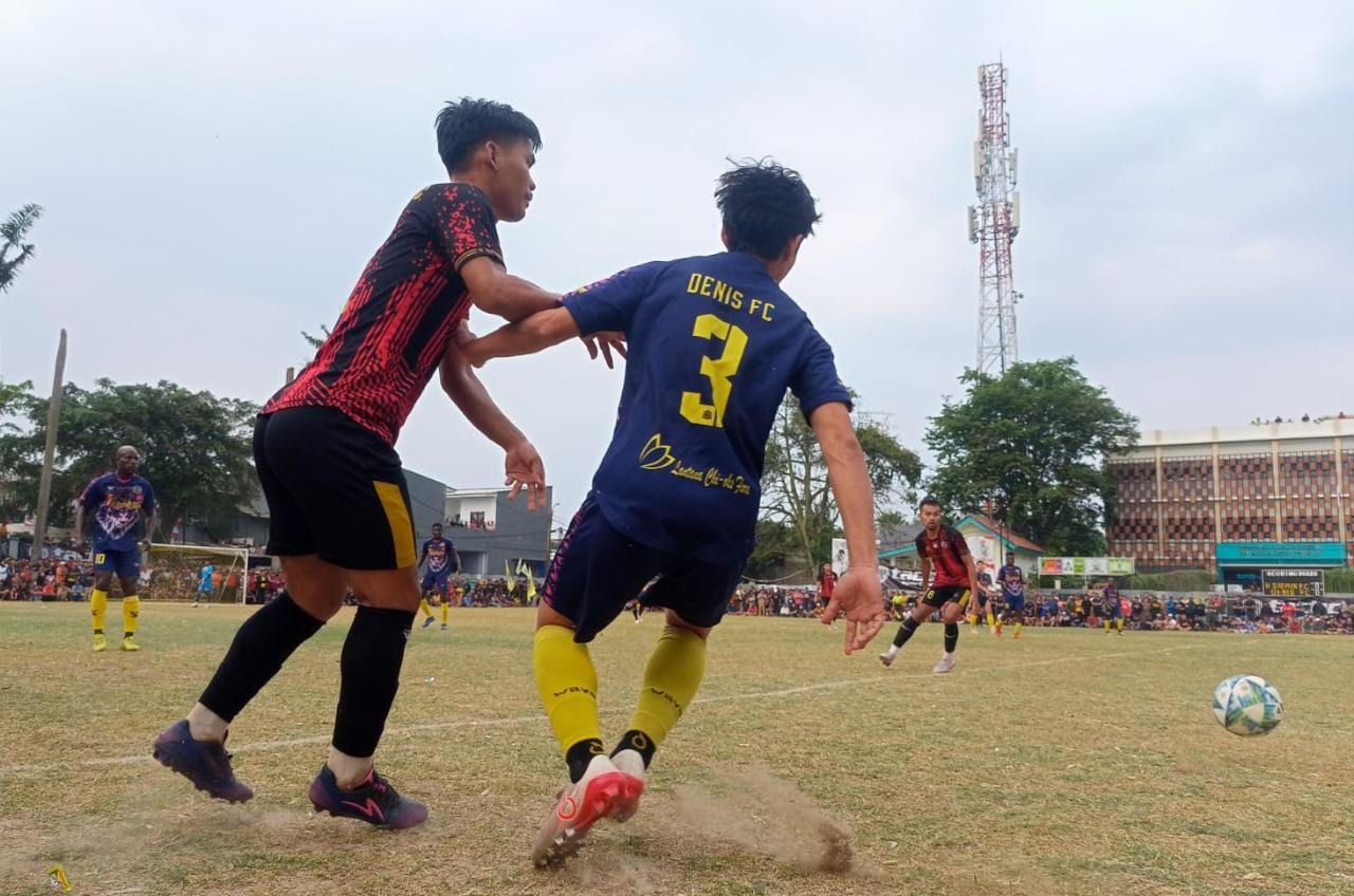 Atasi Denis FC, H Saemin Rebut Juara Jurtim Cup XIV 2023 Pemain Denis FC nomor punggung 3, Wage mengawal ketat penyerang H Saemin FC, Ricky Bogel di laga final.(Foto: Red/tangselpos.id).