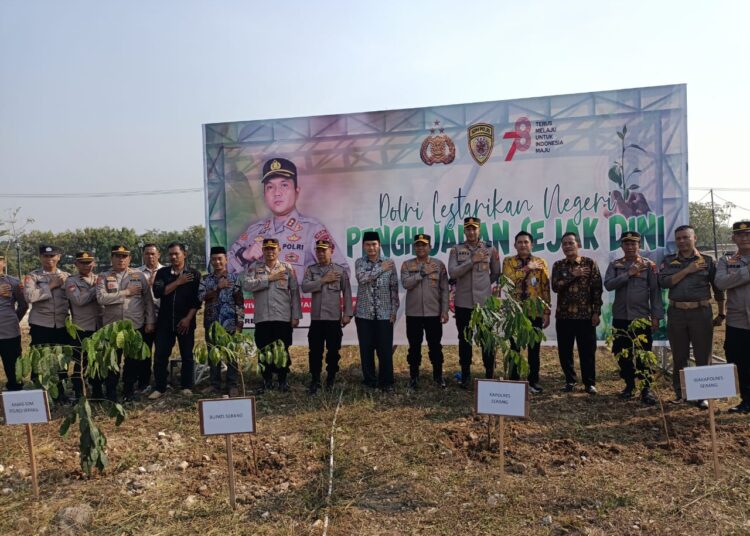 Atasi Polusi Udara, Polres Dan Pemkab Serang Lakukan Penanaman Pohon Foto : Ist