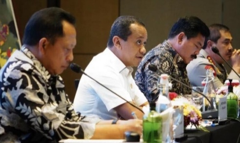 Kepala BKPM Bahlil Lahadalia (baju putih) saat memimpin rapat terkait Pulau Rempang. Foto ::Ist