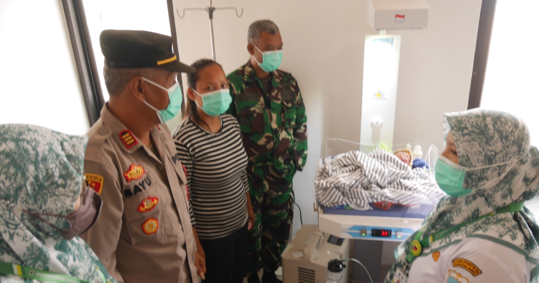 Bayi Laki-laki Penuh Luka Ditemukan di Gubuk di Mandalawangi Bayi laki-laki yang ditemukan di Desa Curuglemo, tengah mendapat perawatan intensif oleh tim medis Puskesmas Mandalawangi, Rabu (6/9/2023).(Ari Supriadi/Tangsel Pos)
