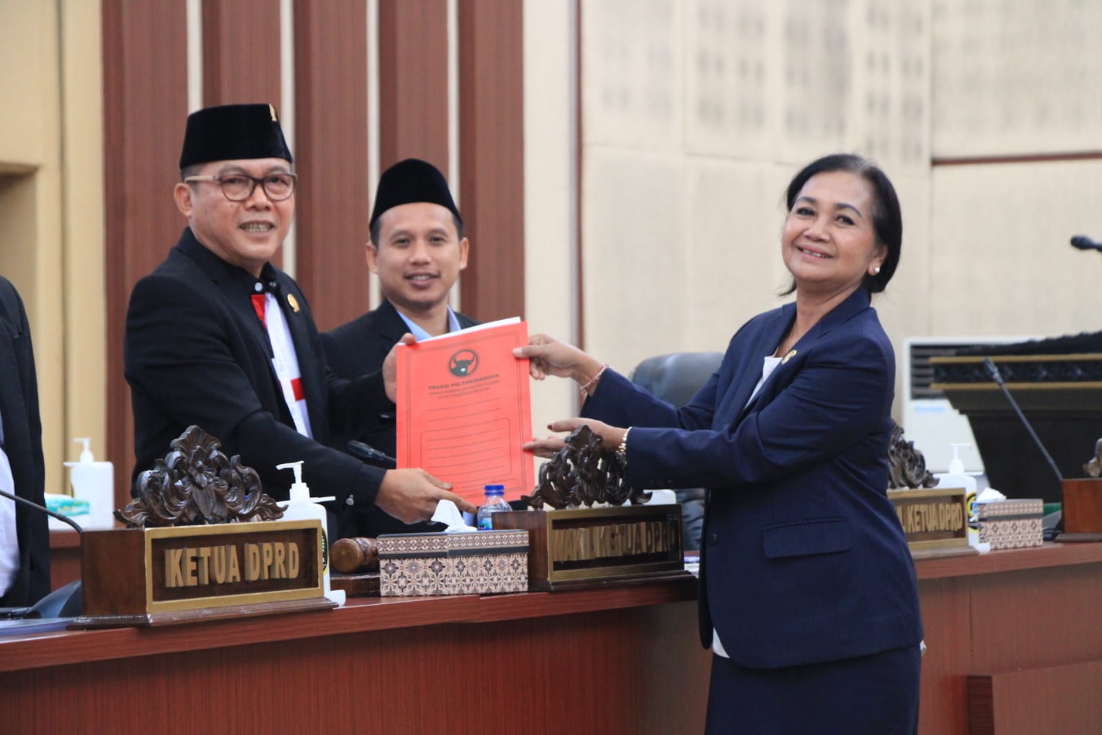 Begini Tanggapan Fraksi Soal Raperda Nota Keuangan APBD Perubahan Anggota Fraksi PDI Perjuangan Made Laksmi Pusparini menyerahkan pandangan umum fraksi Raperda Nota Keuangan APBD Perubahan 2023 ke Wakil Ketua DPRD Kota Tangsel Iwan Rahayu, dalam rapat paripurna, Senin (11/9).(dra)