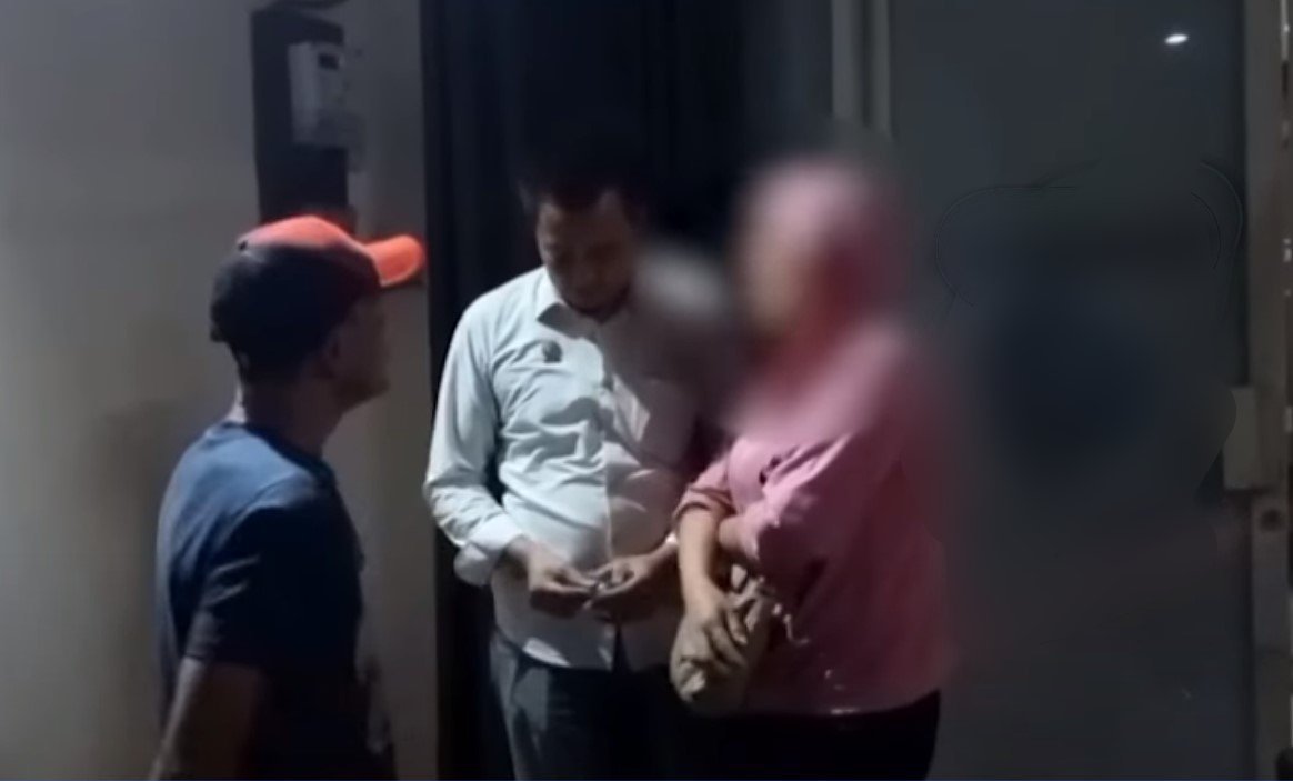 Bejat, Debt Collector Ajak Penunggak Cicilan Motor Berhubungan Intim Keluarga korban saat mendatangi kantor leasing di Rempoa Ciputat Timur. Korban diduga menjadi korban pelecehan oleh oknum Debt Collector.(dra)