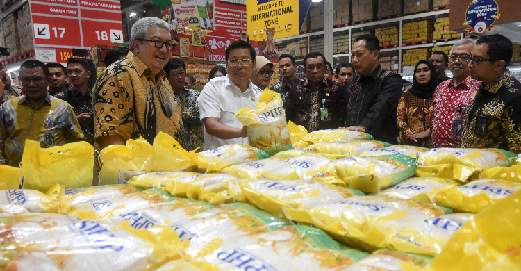 Beras Harga Beras Premium Bulog Naik, Tapi Masih Wajar Kok... Dirut Perum Bulog (no 3 di depan) saat sidak di Pasar Rebo, Jakarta. Foto : Ist