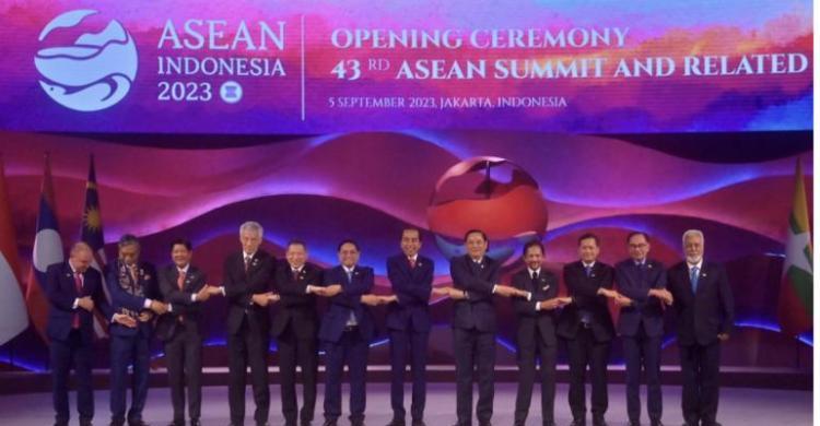 Bicara Keadilan, Perdamaian Dan Persatuan Di KTT ASEAN, Jokowi Membanggakan Foto bersama Para Kepala Negara peserta KTT ASEAN. Foto : Setpres