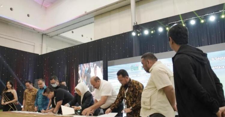 Business Matching Tembus Rp 1.02 Triliun Dirjen Perkebunan Kementan Andi Nur Alam Syah (dua kanan) saat menyaksikan penandatanganan kerjasama oleh UKM Mitra Direktorat Jenderal Perkebunan dengan off taker di acara BUNEX 2023, Tangerang, Sabtu (09/09/2023). (Foto : Ist)