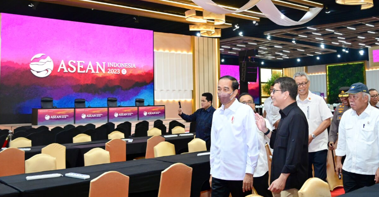 Cek Kesiapan JCC Gelar KTT ASEAN, Jokowi Kembali Maskeran Foto : Setpres