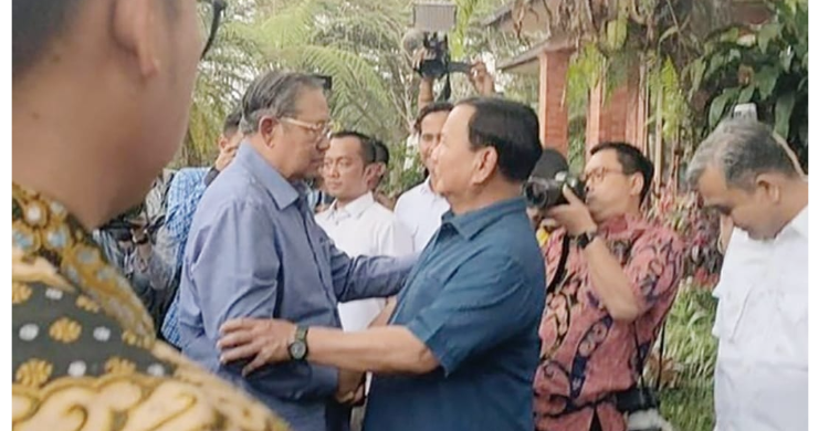 Prabowo Subianto saat menyambut Susilo Bambang Yudhoyono di Hambalang, Bogor. Foto : Ist