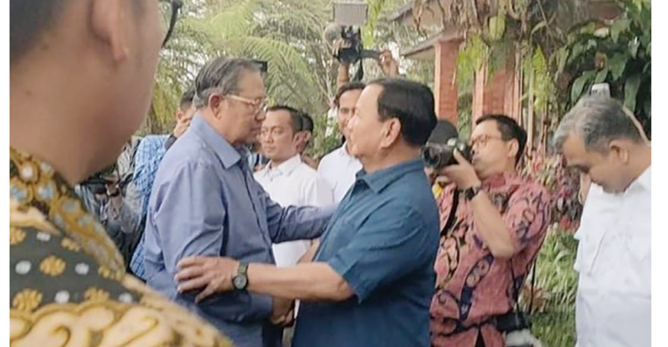 Demokrat Kasih Dukungan, Prabowo Peluk SBY Prabowo Subianto saat menyambut Susilo Bambang Yudhoyono di Hambalang, Bogor. Foto : Ist