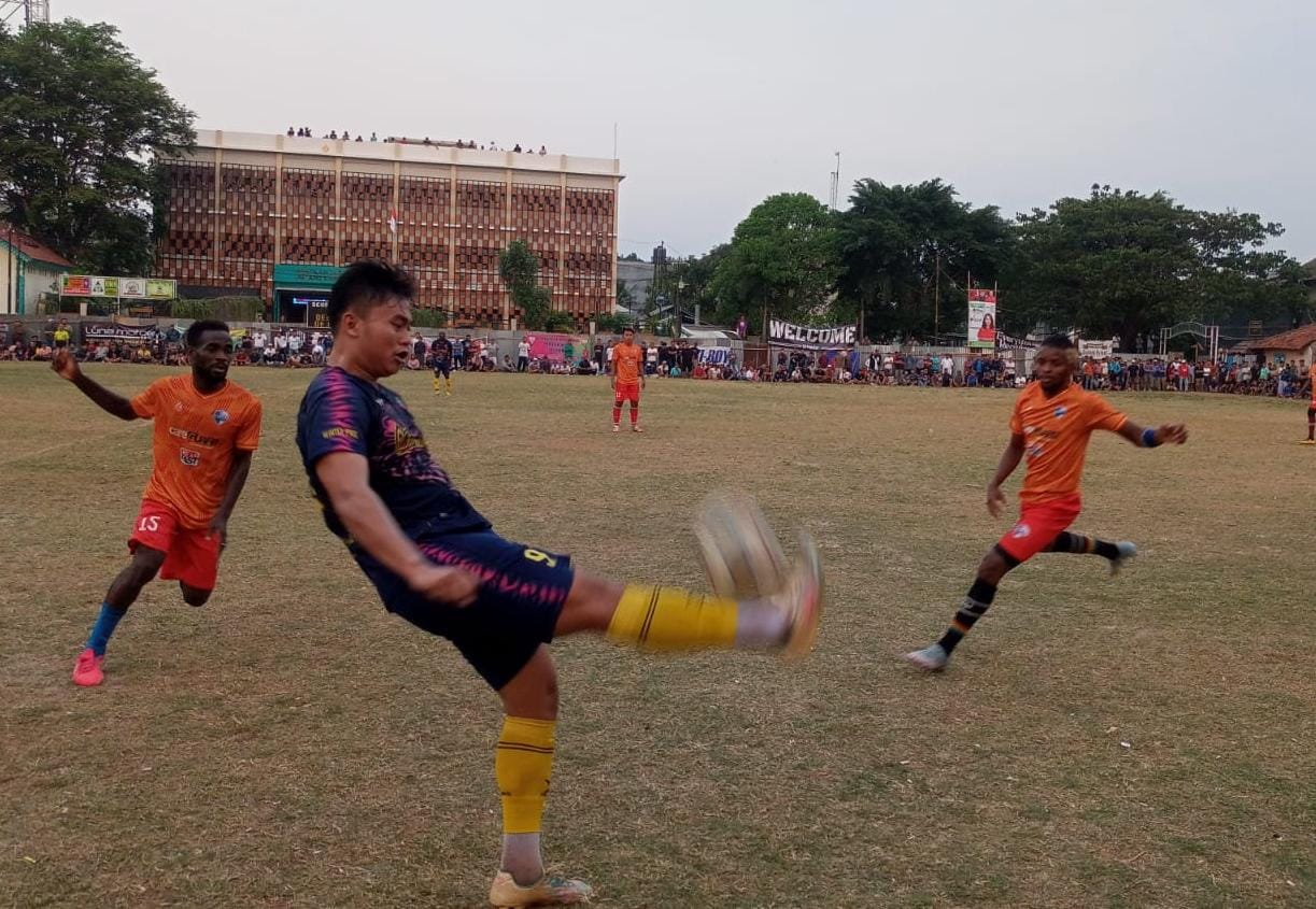 Denis Lebih Tertantang Bertemu Forkabi Tangsel di Final Penyerang Denis FC, Wahyu mengontrol bola dan coba direbut dua pemain asing Dejan FC, Benjamin dan Amadou.(Foto: Red/tangselpos.id).