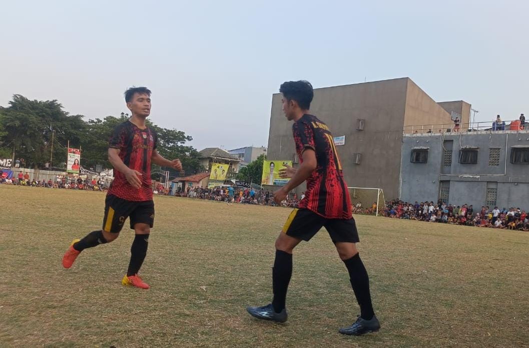 Di Luar Dugaan! Forkabi Kalah Telak 4-0, H Saemin Melenggang ke Final Penyerang H Saemin, Ricky Bogel (kiri) digantikan oleh Seme di babak kedua. H Saemin lolos ke final bertemu Denis FC pada Minggu (17/9) sore.(Foto: Red/tangselpos.id).
