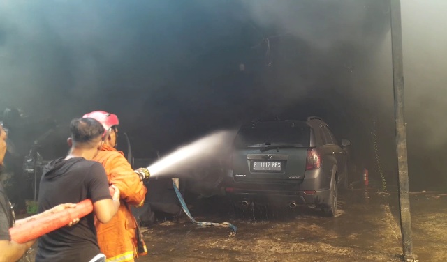 Diduga Dipicu Pembakaran Sampah, Bengkel Mobil Terbakar Foto : Ist
