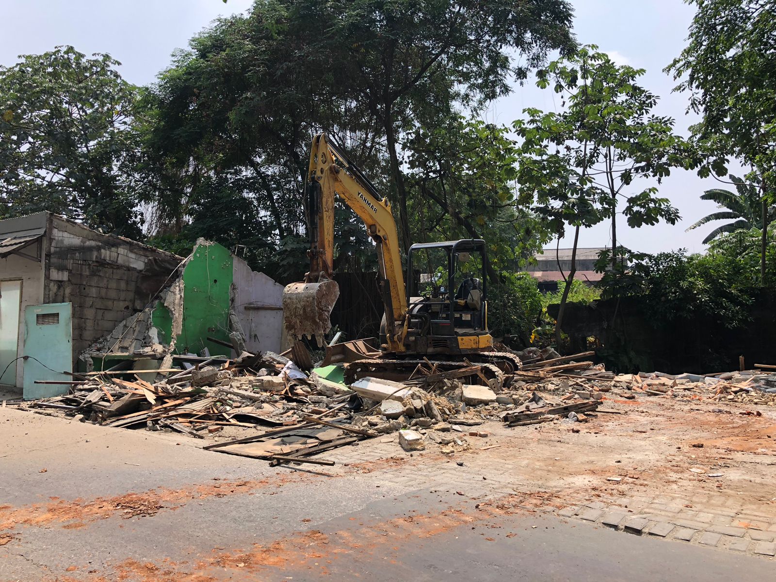 Dilebarkan, Jalan Haji Taip Pamulang Ditutup Foto : Mg.2 (Jay)