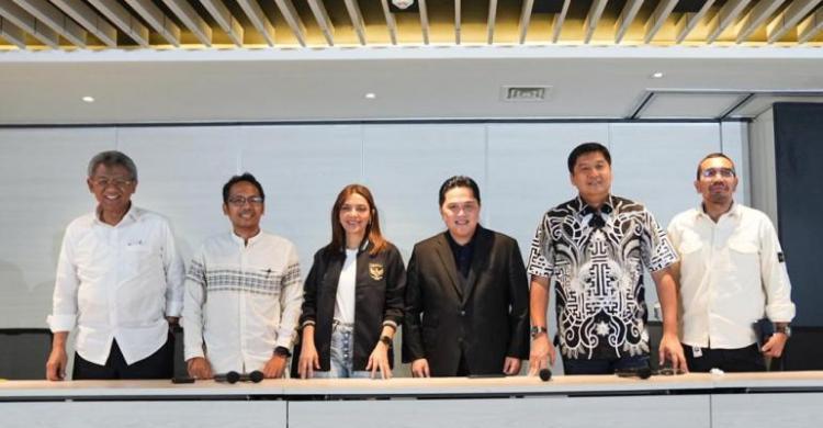 Erick Dorong Sinergi Satgas Anti Mafia Bola-FIFA, Kalau Perlu Kantornya Deketan Ketum PSSI Erick Thohir dan Tim Satgas Anti Mafia Bola. Foto : Ist