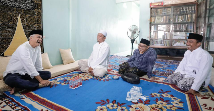 Ganjar: Ulama Harus Dilibatkan Dalam Keputusan Penting Negara Bacapres Ganjar Pranowo usowan ke KH Luqman Hakim dan KH Djardjis Al Ishaqi, dua cucu Hadhratussyaikh KH Muhammad Utsman Al Ishaqi di Surabaya, Jumat (22/9). (Foto: Ist)
