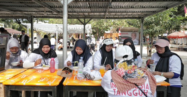 Gardu Ganjar Gandeng UMKM Lokal Saat Senam Sehat Di Tangerang Sukarelawan Gardu Ganjar berupaya mendorong perekonomian masyarakat Tangerang dengan menggandeng UMKM lokal saat menggelar senam sehat bersama ratusan mak-mak pada Minggu (17/9). Foto: Ist