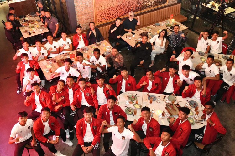 Garuda Muda Ngandang Di Surabaya, Finalnya Di Solo Skuad Garuda Muda. Foto : Ist