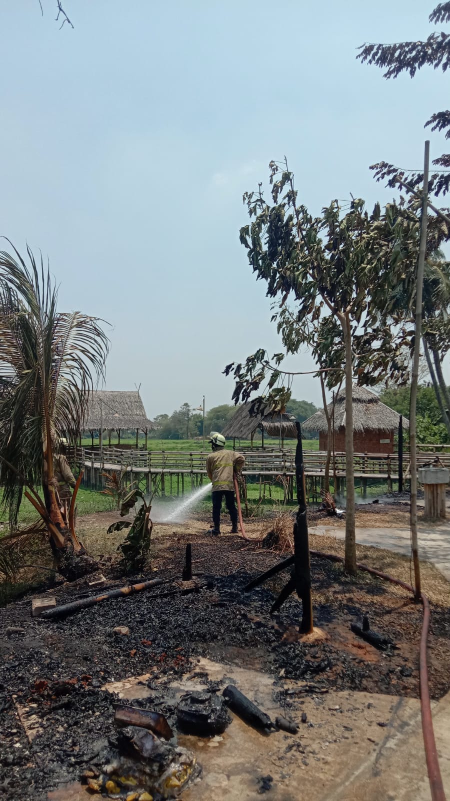 Gas Bocor, Rumah Makan Sunda di Tangerang Diamuk Si Jago Merah, 1 Orang Terluka Petugas Pemadam Kebakaran saat memadamkan api. (Foto : Dok. BPBD Tangerang)