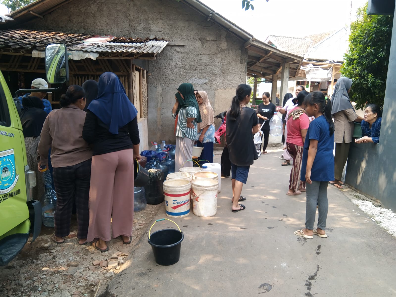 Gawat! 18 Titik Di Pondok Aren & Setu Alami Krisis Air Bersih Hingga kini ada 18 titik kekringan imbas dari kemarau panjang. Pemkot Tangsel pun terus memberikan bantuan air bersih ke warga.(dra)