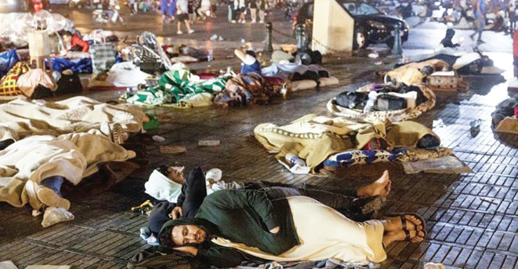 Gempa Maroko Tewaskan 2.000 Orang Warga Maroko tidur di alun-alun setelah dihantam gempa bumi berkekuatan magnitudo 6,8, di Marrakesh, Maroko, Minggu (9/9). Gempa yang terjadi Sabtu malam itu, dilaporkan menewaskan sekitar 2.000 orang. Foto: AFP
