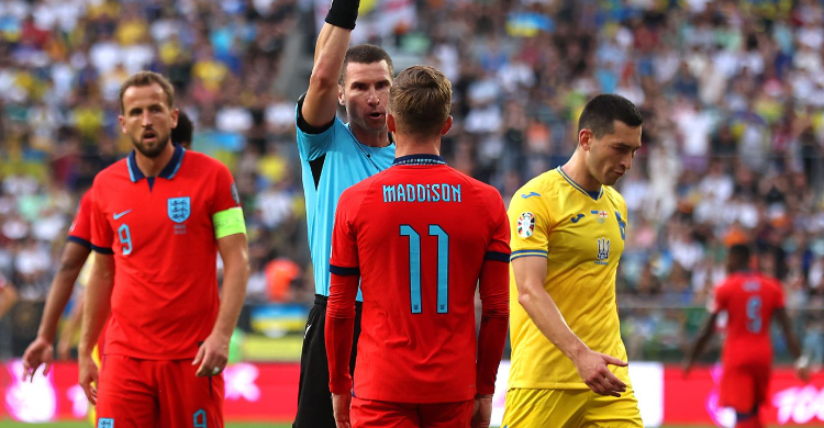 Pemain Inggris, James Maddison mendapat kartu kuning di laga kualifikasi Euro 2024, Inggris vs Ukraina, Minggu (10/9) dini hari WIB. Foto : Ist