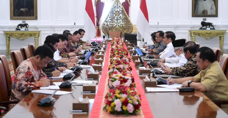 Hasil Rapat di Istana, Rempang Diselesaikan Secara Kekeluargaan Presiden Jokowi rapat di Istana Negara terkait Pulau Rempang. Foto : Setpres