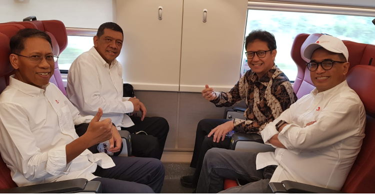 Jajal Kereta Cepat, Menhub: Uji Coba Terus Dilakukan Hingga Dinyatakan Siap Beroperasi Menteri Perhubungan, Budi Karya, Dirut PT KAI, Didiek Hartantyo, Menkes Budi Gunadi Sadikin dan CEO RM Group, Kiki Iswara saat menjajal Kereta Cepat. (Foto: Kartika Sari/RM)