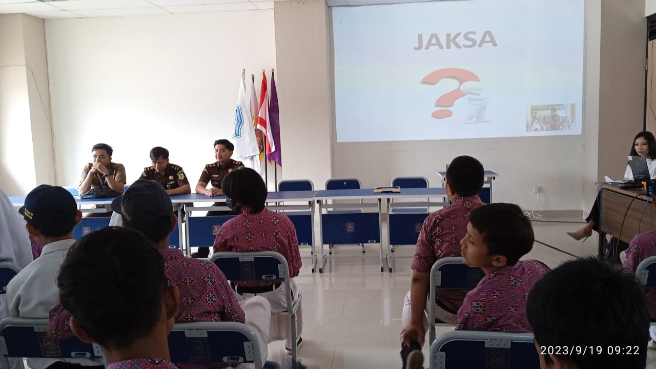 Jaksa Edukasi Hukum Siswa SMPN 24 Tangsel Pelajar SMPN 24 Kota Tangsel tampak serius mendengarkan penjelasan hukum dari para jaksa Kejari Kota Tangsel, dalam program Jaksa Masuk Sekolah.(dra)