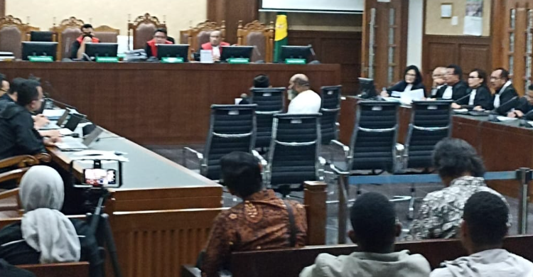 Jalani Pemeriksaan Terdakwa, Lukas Enembe Ngamuk, Banting Mikrofon! Suasana sidang Lukas Enembe. Foto : Ist