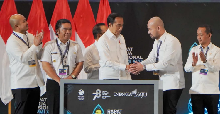 Jokowi, Akbar Buchari Bakal Jadi Menteri Ketum HIPMI Akbar Himawan (no 2 kanan) saat berjabat tangan dengan Presiden Jokowi pada Acara Rakernas HIPMI. Foto : Ist