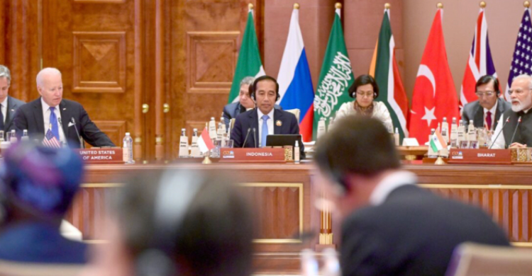 Jokowi Minta Stop Dikotomi Negara-Negara, Kita Ini One Family Foto : Setpres