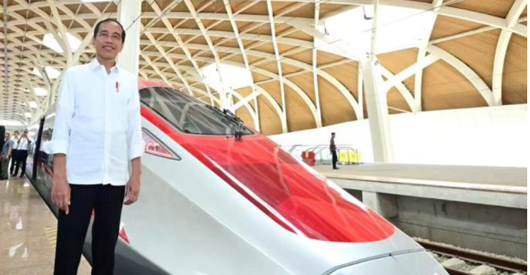 Jokowi Pastikan Tarif Kereta Cepat Terjangkau Walaupun Tak Disubsidi Pemerintah Foto : Setpres