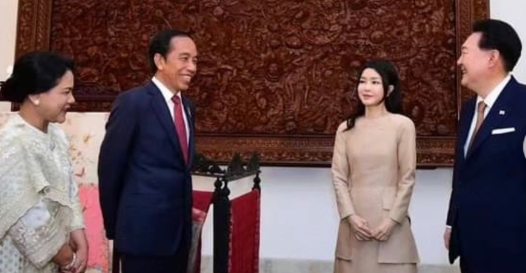 Jokowi Terima Kunjungan Presiden Korsel, Iriana Ajak Kim Keon Hee Ngeteh Presiden Jokowi bersama Presiden Korsel. Foto : Setpres