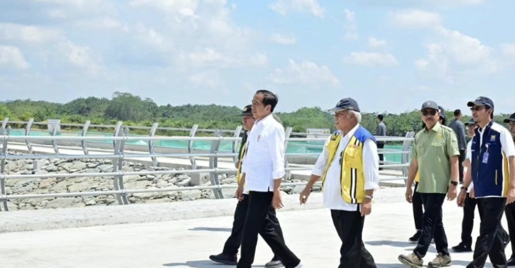 Kaesang Minta Restu Ke PSI, Jokowi: Saya Bilang Tidak Pun, Akan Tetap Jalan Presiden Jokowi saat meninjau pembangunan Sepaku Semoi di Kabupaten Penajam Paser Utara, Kalimantan Timur, Kamis (21/9/2023). (Foto: Setpres)