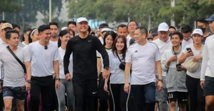 Kampanye Capres Ganjar Pranowo dan Ketum Perindo Harry Tanoe saat jalan sehat di Jln Jend Sudirman pada Minggu pagi. Foto : Ist