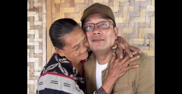 Kang Emil Rayakan Ulang Tahun Mbah Ning, Beri Kado Baju Baru Istrinya Foto : IG