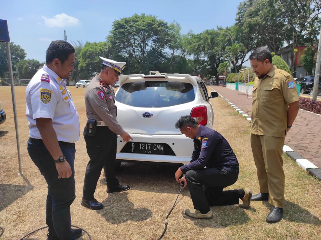 Kegiatan Dishub Kota Tangsel tengah melakukan uji emisi kendaraan masyarakat di Cilenggang, Kecamatan Serpong. Animo masyarakat terhadap uji emisi kendaraan kian tinggi.(dra)