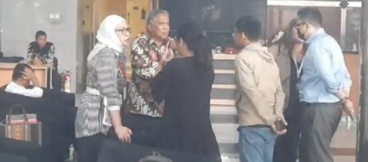 Karen Agustiawan (hijab putih) saat tiba di gedung KPK. Foto : RM