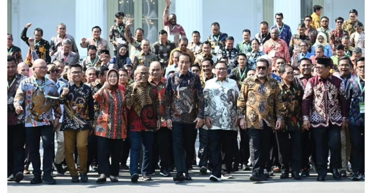 Kritik Pedas Jadi Jamu Sehat Untuk Pemerintah Presiden Jokowi foto bersama para peserta Konggres PWI. Foto : Setpres