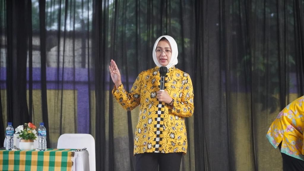 Kunjungi Situ Kelapa Dua, Airin Minta Peningkatan Pelaku UMKM KUNJUNGAN. Calon Anggota DPR RI Airin Rachmi Diany saat mengunjungi objek wisata Situ Kelapa Dua, Kabupaten Tangerang, Sabtu (16/9). Foto : Ist