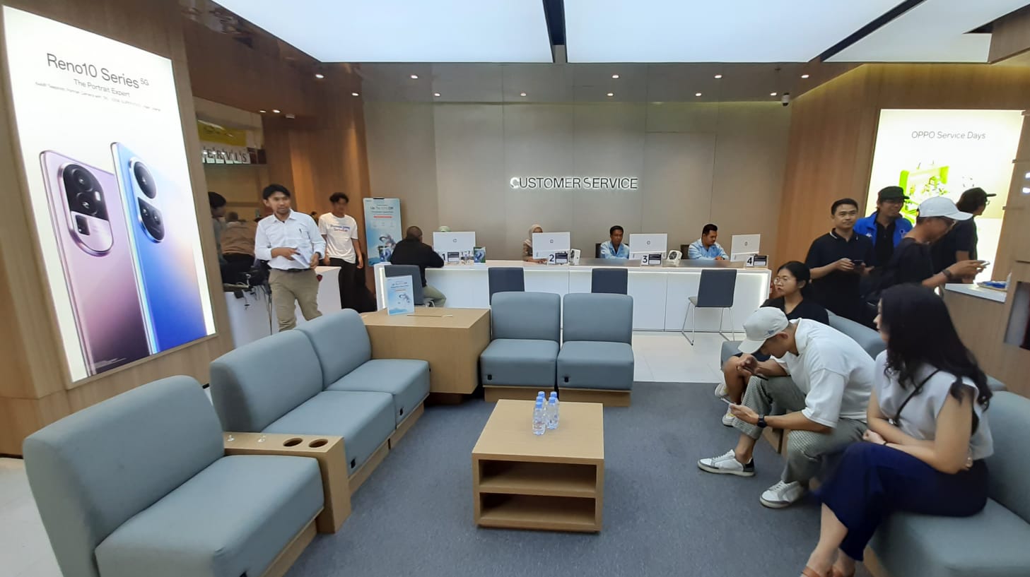 Manjakan Konsumen Dengan OPPO Experience Store, OPPO Hadir di Tangerang City Mall Nampak pengunjung saat bersantai di OPPO Experience Store Foto. Foto : Irawan