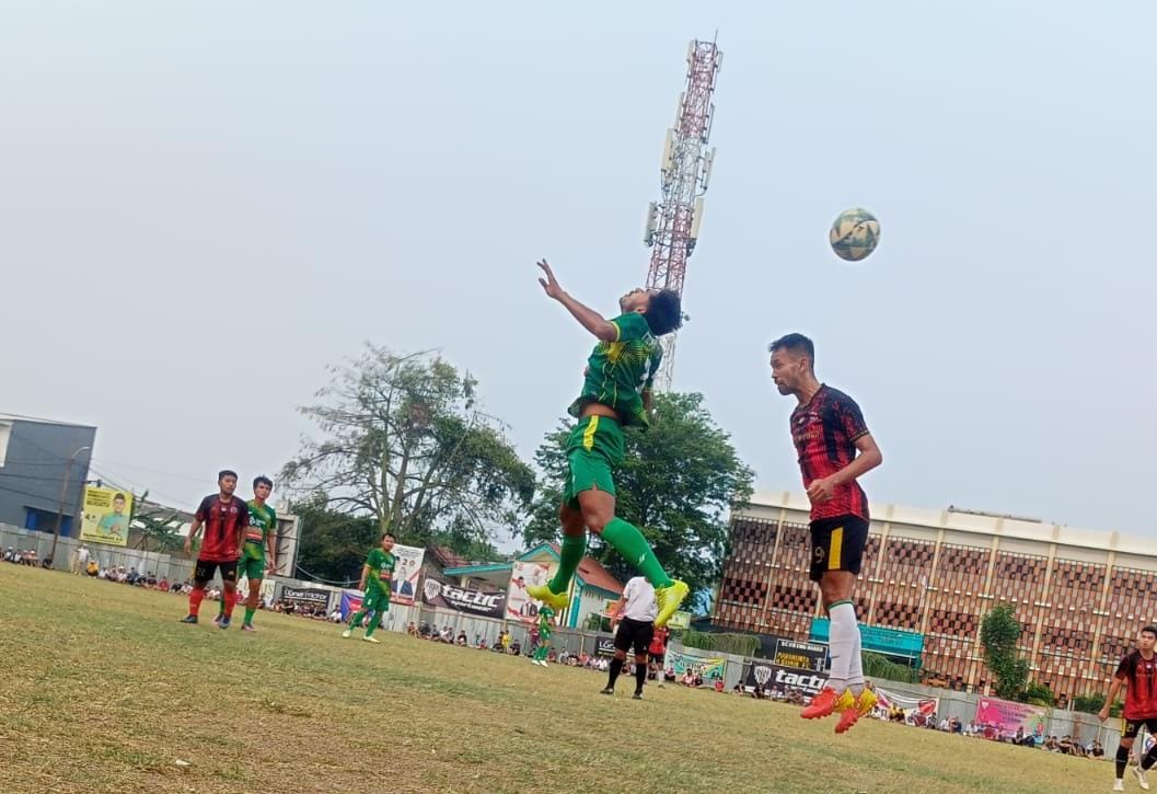 Marabunta Terhenti dari Titik Penalti, H Saemin Melaju ke Semifinal Gelandang Marabunta FC, Sahroni Ambon (kiri) berduel di udara dengan gelandang H Saemin FC, Hasnul.(Foto: Red/tangselpos.id).