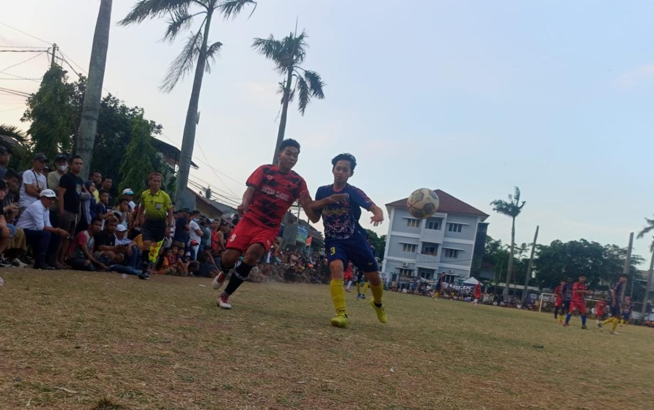 Mental Juara! Denis Sulit Ditumbangkan, Amal Bakti Vs Forkabi Banjir Penonton Pemain Banteng Tangsel, Angga (kiri) coba diredam pemain Denis FC, Wage.(Foto: Red/tangselpos.id).