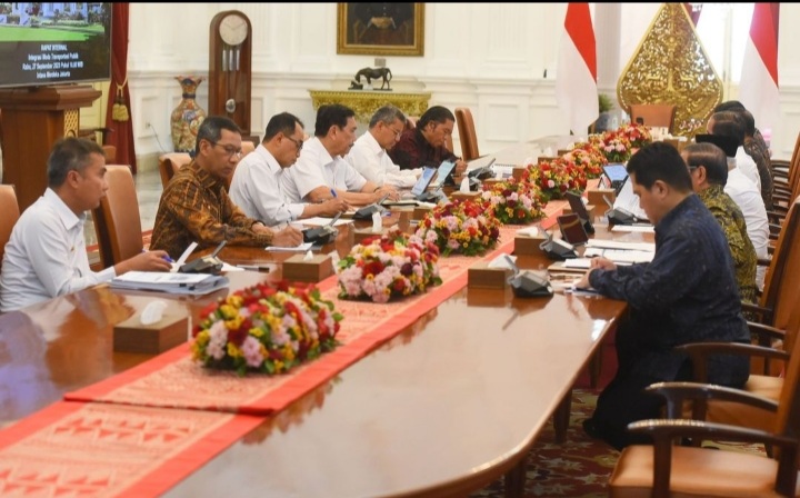 MRT Fase III Akan Dibangun Hingga Balaraja Rapat rencana pembangunan moda transpotasi bersama Presiden Jokowi di Istana Merdeka. Foto : Setpres